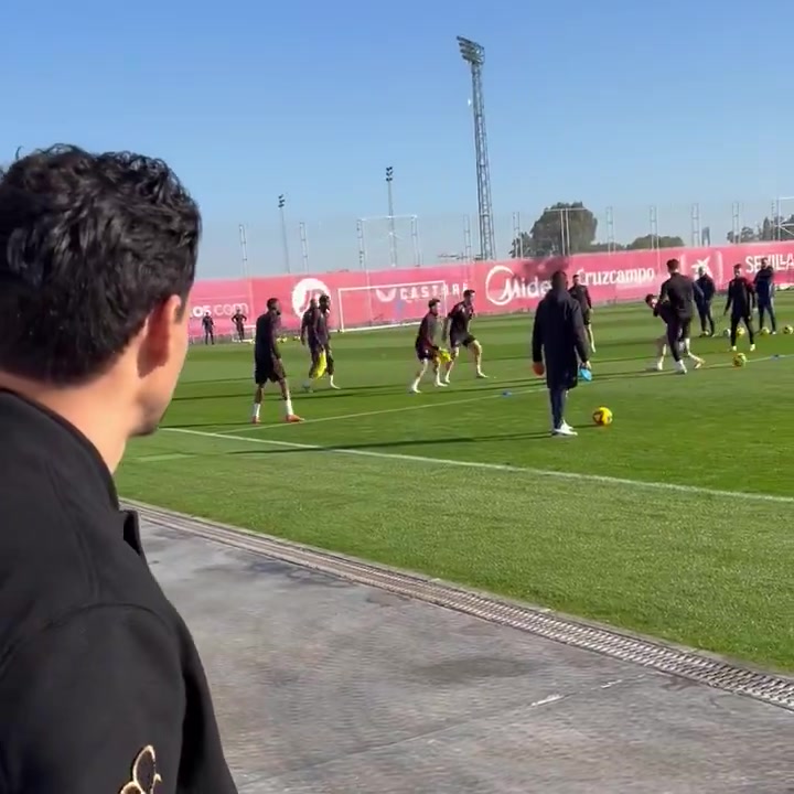 DB官网在线登录入口退役后仍心系俱乐部，塞维利亚晒视频：赫苏斯-纳瓦斯参观训练！