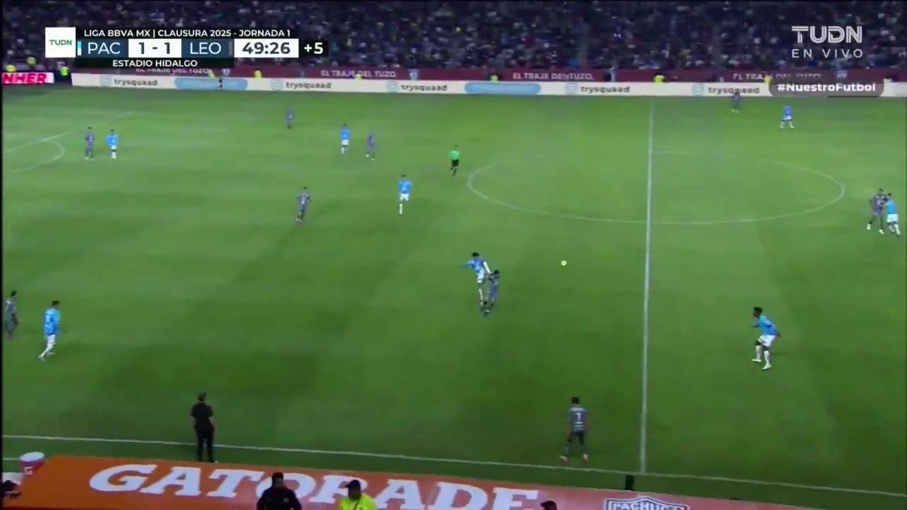 DB视讯官方登录入口太吓人了😨墨西哥联赛J罗被对手踢到脑袋后面，捂头痛苦倒地