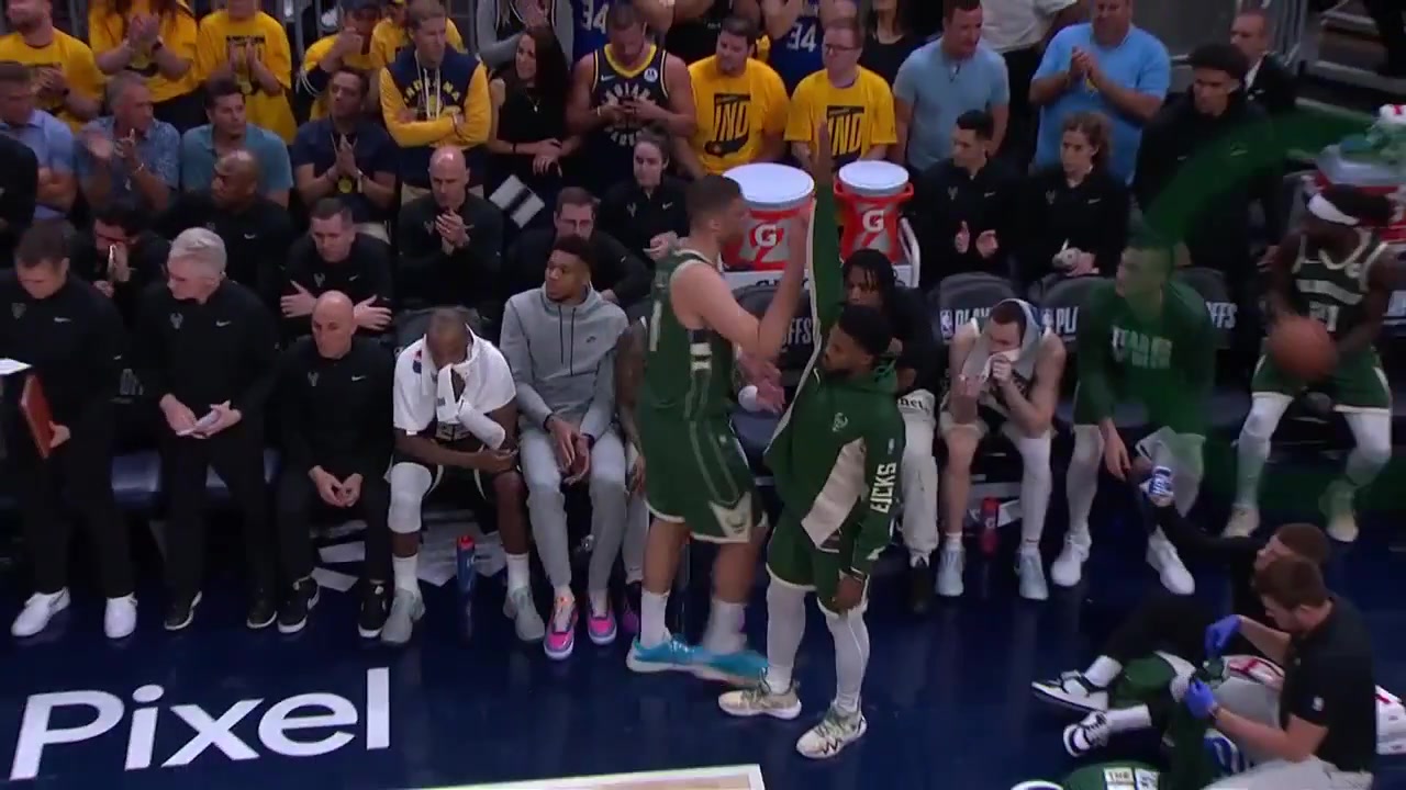 DB视讯官网此前被NBA停薪禁赛4场！两名步行者球迷起诉去年用球砸人的贝弗利