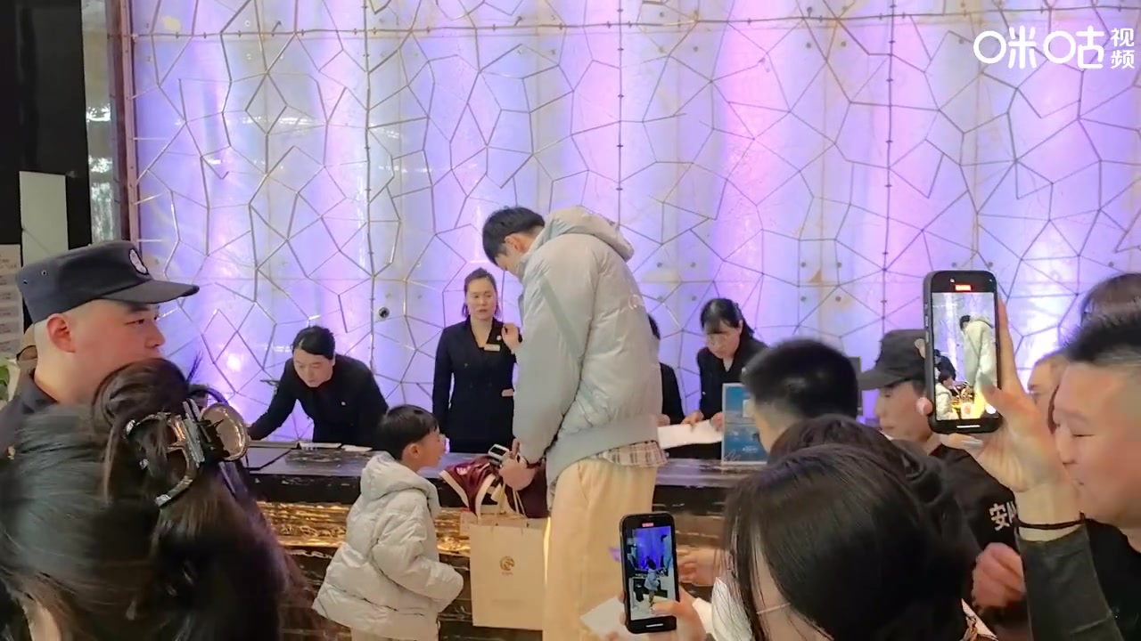 DB官网在线登录入口👏周琦儿子替球迷向老爸要签名 签好后将球衣交给球迷