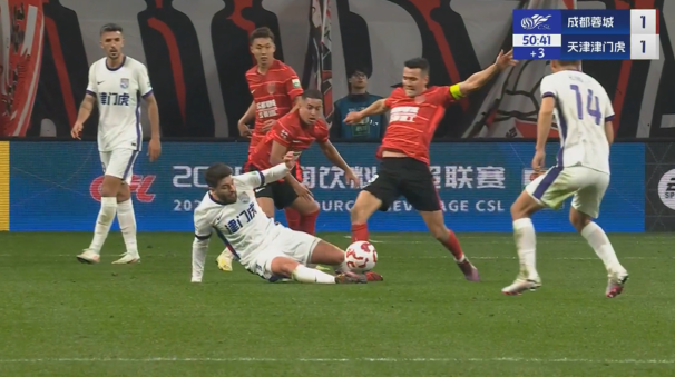 DB官网在线登录入口媒体人谈周定洋染红：判罚标准的矫枉过正，他很难预料会踩到脚踝