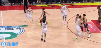 DB电子官网啊这球...韩德君掩护时撞倒徐杰&裁判未吹罚 杜锋不满抱怨吃T！