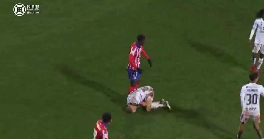 DB官网在线登录入口不护犊子！球员朝倒地对手吐口水 马竞B队主帅托雷斯：该罚！😡