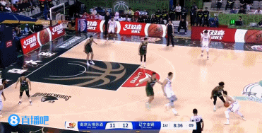 DB电子官网外线开火！辽宁外援詹姆斯-韦伯独中2记三分帮助球队保持领先