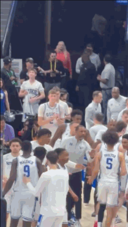 DG视讯官网平台🙏弗拉格抢板落地崴脚&被轮椅推离球场 检查后自行走回替补席