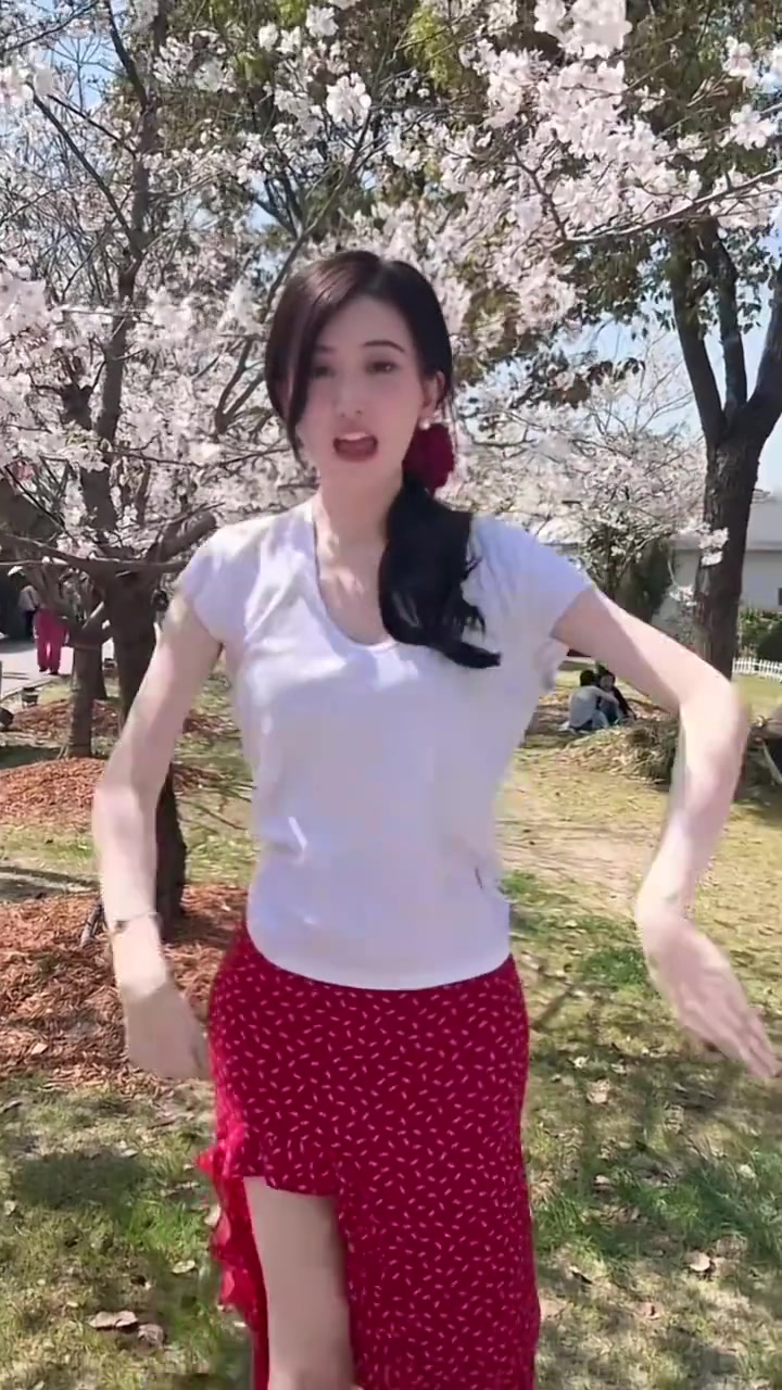 DB官网在线登录入口无畏契约主持唯嘉分享舞蹈视频：樱花树下甜一下🌸