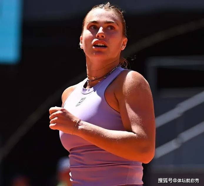 对不起，郑钦文！萨巴伦卡太猛了，2-1大逆转直通4强