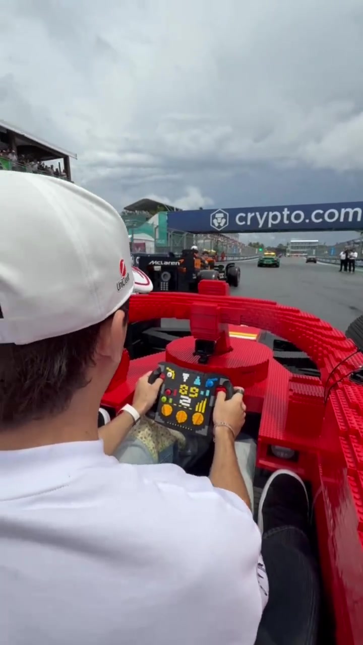 DB官网在线登录入口这不比开真车有意思🤣乐高造1:1F1模型，乐扣拉塞尔驾驶笑开花