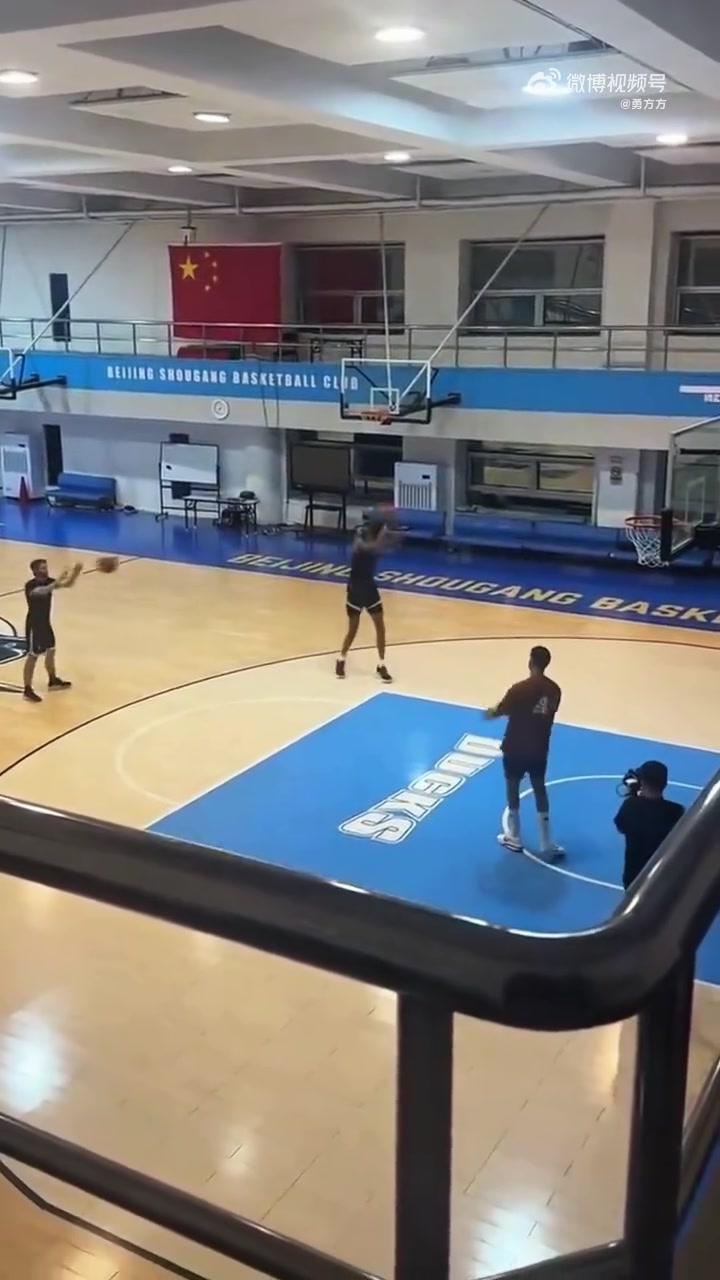 DB真人旗舰不忘训练！文班亚马今晚现身北京男篮训练馆练习投篮